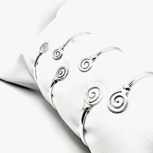 Pulsera de plata con espiral griega hecha a mano