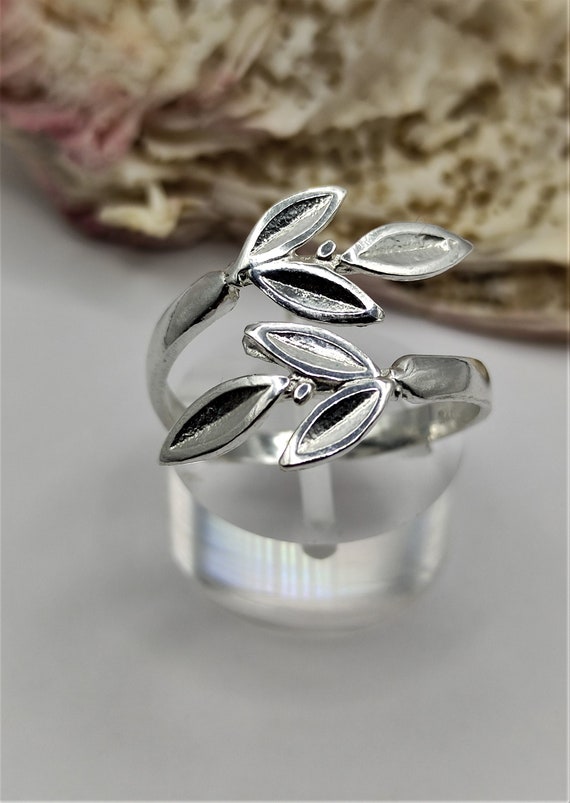Anillo de hojas de olivo sale