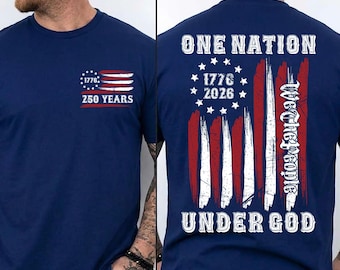 Peut inclure: T-shirt bleu marine avec un motif patriotique. L'avant présente un petit drapeau américain avec "1776" et "250 YEARS" en blanc et rouge. Le dos affiche un motif de drapeau plus grand avec "ONE NATION UNDER GOD" et "We the People."