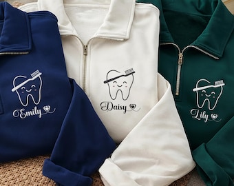 Sudadera personalizada con cremallera hasta el cuarto y bordado dental, sudadera con nombre y diente personalizados, prenda para consultorio dental, regalo para higienista dental, regalo para dentista