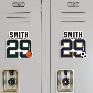 Peut inclure: Deux aimants de casier personnalis&eacute;s. L'un pr&eacute;sente un design vert et noir avec un ballon de basket, l'autre un design bleu marine et or avec un ballon de football. Les deux portent le nom "SMITH", le nom de l'&eacute;quipe et le num&eacute;ro "29".