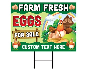 Könnte beinhalten: Ein grünes und weißes Schild für den Garten mit dem Text "Farm Fresh Eggs For Sale" in Rot und Weiß. Das Schild zeigt ein Cartoon-Huhn mit einem Korb voller Eier und einem Regenbogen im Hintergrund. Das Schild hat auch den Text "Custom Text Here" unten.