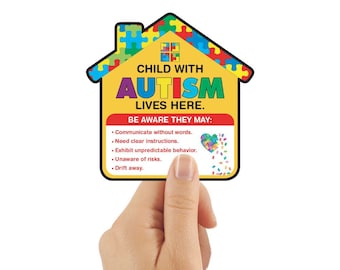 Może przedstawiać: Żółty znak w kształcie domu z wzorem puzzli i tekstem "CHILD WITH AUTISM LIVES HERE." Znak zawiera również tekst "BE AWARE THEY MAY:" po którym następuje lista punktów: "Communicate without words." "Need clear instructions." "Exhibit unpredictable behavior." "Unaware of risks." "Drift away."