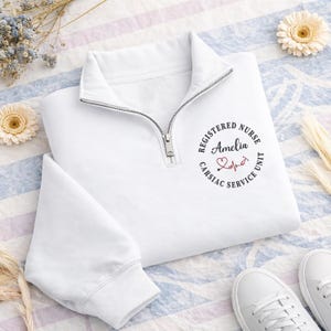 Sudadera con cremallera de un cuarto bordada con nombre personalizado, suéter con credenciales personalizadas, regalo para la Semana de la Enfermería. imagen 7