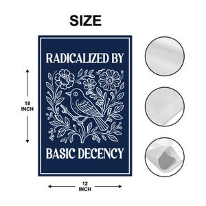 Puede incluir: Un letrero rectangular azul marino con texto blanco y un dise&ntilde;o floral de p&aacute;jaro. El texto dice "RADICALIZED BY BASIC DECENCY". El letrero mide 45,7 cm de alto y 30,5 cm de ancho.