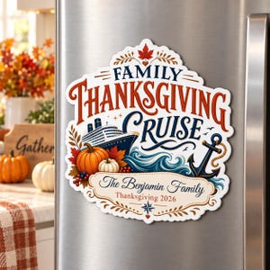 Puede incluir: Un imán decorativo con el texto "FAMILY THANKSGIVING CRUISE" y "The Benjamin Family Thanksgiving 2026". El diseño incluye un crucero, una calabaza naranja grande, una calabaza blanca pequeña, olas azules del océano y un ancla azul marino.