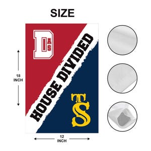 K&ouml;nnte beinhalten: Eine rot-blaue Flagge mit dem Text "House Divided" in Wei&szlig;. Die Flagge zeigt au&szlig;erdem ein rotes "D" mit einem wei&szlig;en "AS" darin und ein gelbes "TS" in einem Kreis. Die Flagge ist 18 Zoll hoch und 12 Zoll breit.