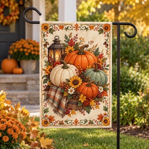 Peut inclure: Un drapeau de jardin rectangulaire avec une bordure décorative de tournesols et de feuilles d'automne. L'illustration centrale montre une lanterne noire, des citrouilles orange et blanches, une courge verte, des pommes de pin et du tissu écossais.