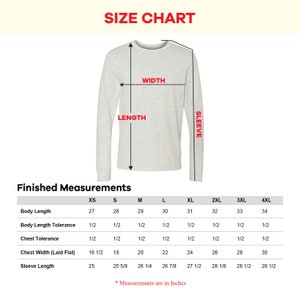 K&ouml;nnte beinhalten: Gr&ouml;&szlig;entabelle f&uuml;r ein Langarmshirt mit Ma&szlig;en in Zoll f&uuml;r die Gr&ouml;&szlig;en XS bis 4XL. Die Ma&szlig;e umfassen K&ouml;rperl&auml;nge, K&ouml;rperl&auml;ngentoleranz, Brusttoleranz, Brustweite (liegend) und &Auml;rmell&auml;nge.