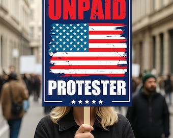 Pode incluir: Uma pessoa segurando uma placa com o texto "UNPAID PROTESTER" acima e abaixo de um design de bandeira americana desgastada. A placa é azul com estrelas e texto brancos e texto vermelho. O fundo mostra uma multidão de pessoas.