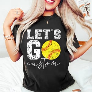 T-shirt Let's Go avec le nom de l'équipe, T-shirt personnalisé pour maman de softball, T-shirt personnalisé Softball Spirit Wear, T-shirt de l'équipe le jour du match, Cadeau sport