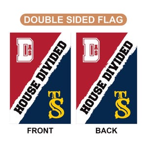 K&ouml;nnte beinhalten: Doppelseitige Flagge mit rotem und blauem Hintergrund. Die Vorderseite zeigt den Text "HOUSE DIVIDED" in Wei&szlig; mit einem gelben "S" und dem Buchstaben "D" in Wei&szlig; mit den Buchstaben "A" und "S" darin. Die R&uuml;ckseite zeigt das gleiche Design, aber gespiegelt.