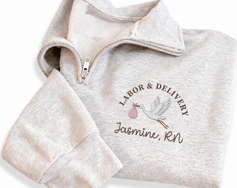 Sudadera con cremallera de un cuarto bordada para enfermera de parto y alumbramiento, jersey personalizado para enfermera titulada, regalo para enfermera de maternidad, ropa personalizada con nombre para enfermera de parto y alumbramiento.