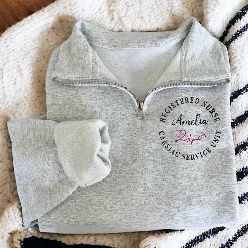 Sudadera con cremallera de un cuarto bordada con nombre personalizado, suéter con credenciales personalizadas, regalo para la Semana de la Enfermería. imagen 5