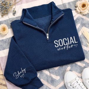 Sudadera con cremallera de un cuarto de trabajador social bordada y personalizada, suéter con cremallera para trabajador social escolar, regalo para LSW MSW, nombre en la manga, prenda personalizada.