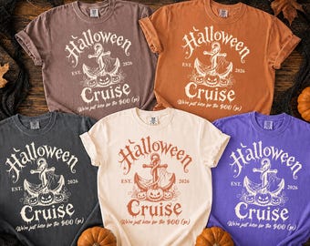 Puede incluir: Cinco camisetas de manga corta en marrón, naranja, gris oscuro, crema y morado. Cada camiseta presenta un gráfico blanco de un ancla, telarañas y calabazas con el texto Halloween Cruise, Est. 2026, y We're just here for the BOO (ze).