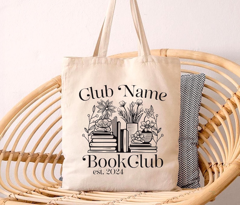 Puede incluir: Una bolsa de lona blanca con texto negro y un gr&aacute;fico de libros y plantas. El texto dice "Club Name Book Club est. 2024".