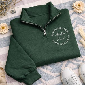 Sudadera con cremallera de un cuarto bordada con nombre personalizado, suéter con credenciales personalizadas, regalo para la Semana de la Enfermería. imagen 8