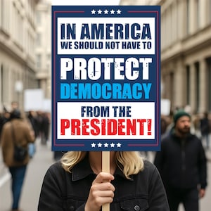 Peut inclure: Une personne tient une pancarte avec le texte "IN AMERICA WE SHOULD NOT HAVE TO PROTECT DEMOCRACY FROM THE PRESIDENT!". La pancarte a une bordure bleue et rouge avec du texte blanc sur fond bleu. L'arrière-plan montre une foule.