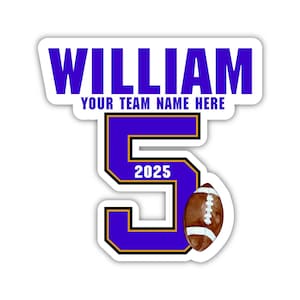 Peut inclure: Autocollant avec le nom "WILLIAM" en bleu gras au-dessus de "YOUR TEAM NAME HERE". Un grand chiffre 5 bleu avec un contour dor&eacute; et l'ann&eacute;e 2025. Un ballon de football marron avec des rayures blanches est &agrave; droite.