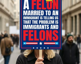 Puede incluir: Un cartel de protesta con el texto "A FELON MARRIED TO AN IMMIGRANT IS TELLING US THAT THE PROBLEM IS IMMIGRANTS AND FELONS" en blanco y rojo sobre fondo azul. El cartel presenta una caricatura de un peinado rubio.
