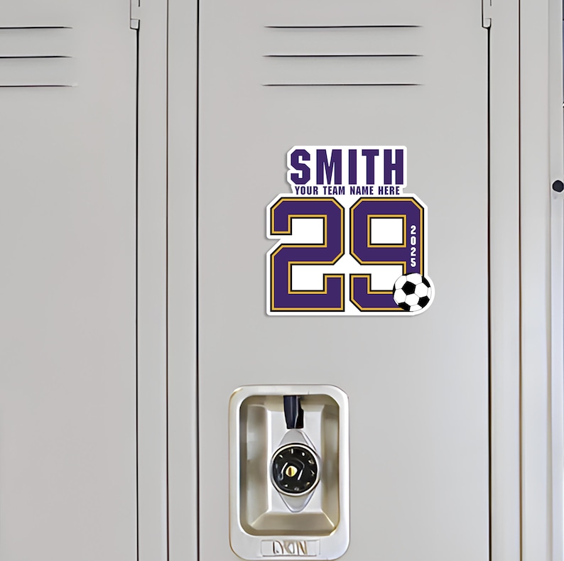 Peut inclure: Un aimant de casier sur le th&egrave;me du football, violet et blanc, avec le nom "SMITH" au-dessus du num&eacute;ro "29". Le texte "YOUR TEAM NAME HERE" est au-dessus du num&eacute;ro. Un ballon de football et l'ann&eacute;e "2025" sont &eacute;galement inclus. L'aimant est sur un casier gris.