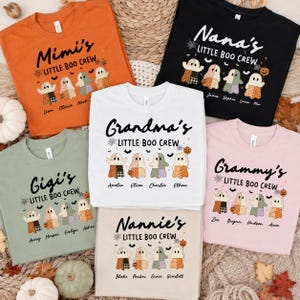 Peut inclure: Cinq t-shirts orange, noir, blanc, vert sauge et rose pâle, chacun orné de quatre fantômes aux corps à motifs et du texte 'LITTLE BOO CREW', avec un prénom personnalisé au-dessus de chaque fantôme et un titre au-dessus.