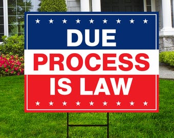 Peut inclure: Une pancarte de jardin rouge, blanche et bleue avec le texte "DUE PROCESS IS LAW" en lettres blanches. La pancarte a une rangée d'étoiles blanches sur les bordures supérieure et inférieure.