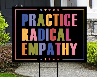 Könnte beinhalten: Ein schwarzes und weißes Schild für den Garten mit dem Text "PRACTICE RADICAL EMPATHY" in bunten Buchstaben. Die Buchstaben sind in einem Regenbogen-Farbschema.