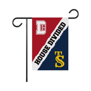 K&ouml;nnte beinhalten: Eine rot-blaue Gartenflagge mit dem Text "House Divided" in Wei&szlig;. Die Flagge zeigt au&szlig;erdem die Buchstaben "D.A.S." in Wei&szlig; auf rotem Hintergrund und die Buchstaben "T.S." in Gelb auf blauem Hintergrund.