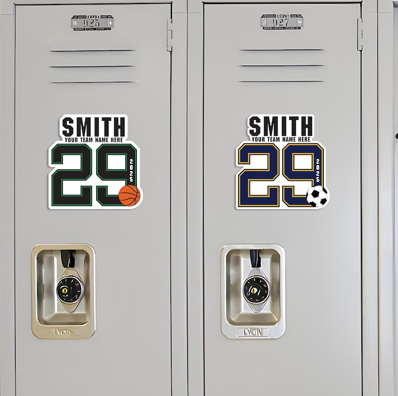 Peut inclure: Deux aimants de casier personnalis&eacute;s. L'un pr&eacute;sente un design vert et noir avec un ballon de basket, l'autre un design bleu marine et or avec un ballon de football. Les deux portent le nom "SMITH", le nom de l'&eacute;quipe et le num&eacute;ro "29".