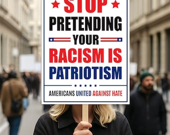 Pode incluir: Uma pessoa segurando uma placa com as palavras "STOP PRETENDING YOUR RACISM IS PATRIOTISM" em texto vermelho e preto. A placa também diz "AMERICANS UNITED AGAINST HATE" em texto branco sobre um fundo azul.