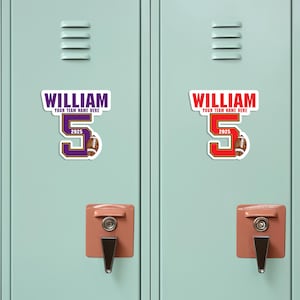 Peut inclure: Deux autocollants avec le nom "WILLIAM" au-dessus du texte "YOUR TEAM NAME HERE". Chaque autocollant pr&eacute;sente un grand chiffre "5" avec un graphisme de football et l'ann&eacute;e "2025". L'un est violet, l'autre est rouge.