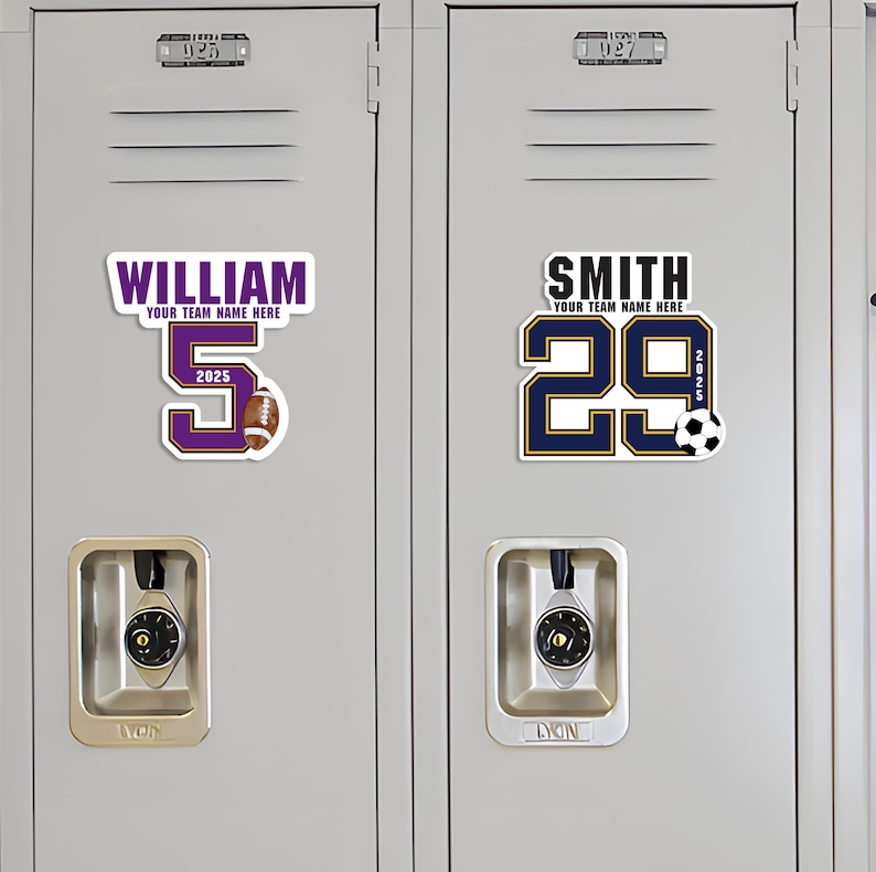 Peut inclure: Deux aimants pour casier avec des d&eacute;tails d'&eacute;quipe. L'un pr&eacute;sente "WILLIAM" en violet, le chiffre "5", un ballon de football et "2025". L'autre affiche "SMITH", le chiffre "29", un ballon de foot et "2025". Les deux incluent "YOUR TEAM NAME HERE".