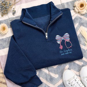 Sweatshirt brodé quart d'infirmière d'accouchement, pull zippé personnalisé RN NICU CNA Tech, cadeau d'infirmière personnalisé pour l'équipe maman-bébé