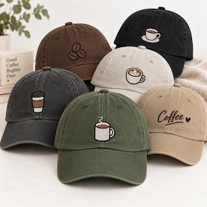 Peut inclure: Une collection de six casquettes de baseball dans diverses couleurs, notamment noir, gris foncé, vert olive, beige, crème et marron. Chaque casquette présente des motifs brodés sur le thème du café, comme des grains, des tasses et le mot Coffee.