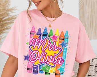 Camiseta personalizada para profesora con diseño de crayones, camiseta personalizada con el nombre de la Sra. para el aula, gráfico colorido de estrella escolar, atuendo para la vuelta al cole, regalo para profesora.