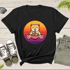 Retro Sunset Cute Cat Eating Ramen Noodles Gift Kitten Print T-shirt Japanese Ramen Noodle Foodie Shirt Ramen Lover Gift Noodle Lover Gift