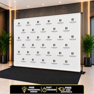 Puede incluir: Una gran pancarta blanca de tipo step and repeat con un patrón repetitivo del logotipo de Horizon Solutions en negro y dorado. La pancarta está montada sobre un soporte ajustable de metal negro y se sitúa sobre una alfombra negra en una oficina.