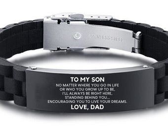 Op de afbeelding: Zwarte siliconen armband met een roestvrijstalen sluiting. De armband heeft de tekst "TO MY SON" en een boodschap van "DAD". Een attent cadeau voor een zoon.