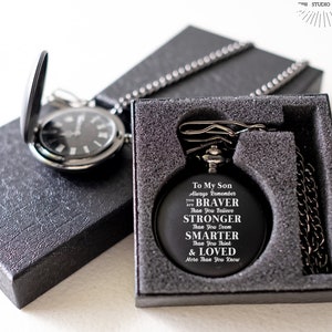 Personalisierte Sohn Geschenk, immer daran erinnern, dass Sie mutiger sind, als Sie glauben, Sohn gravierte Taschenuhr mit Kette, Geschenk von Mama & Papa