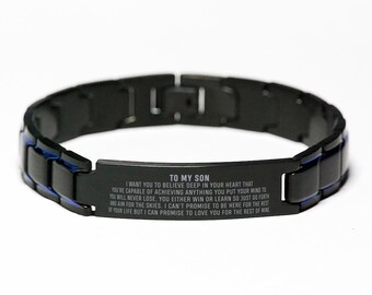 Op de afbeelding: Een zwarte roestvrijstalen armband met een blauwe accent en een gegraveerd bericht dat luidt: "To My Son I want you to believe deep in your heart that you're capable of achieving anything you put your mind to. You will never lose, you either win or learn so just go forth and aim for the skies. I can't promise to be here for the rest of your life but I can promise to love you for the rest of mine."
