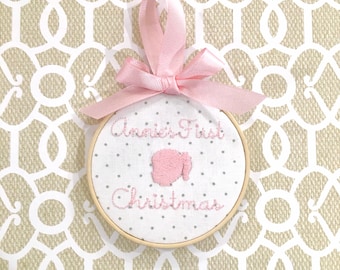 Babys erstes Weihnachtsfest, personalisiertes besticktes Ornament, 2022, Silhouette, rosa Strumpffüller, Geschenkaustausch, Babyparty, Taufgeschenk