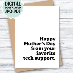 Puede incluir: Una tarjeta blanca del Día de la Madre con el mensaje "Happy Mother's Day from your favorite tech support" en texto negro. La tarjeta está sobre un sobre marrón, con una pegatina de descarga digital en la esquina superior izquierda.