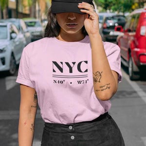Koszulka unisex NYC Coordinates, śliczna koszulka New York, prezent dla podróżników, pamiątkowa koszulka NYC, miejska koszulka modowa, odzież dla miłośników miast, koszulka NYC
