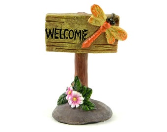 Letrero de bienvenida para jardín de hadas en miniatura para casa de muñecas con libélula - Compra 3 y ahorra un 15%.