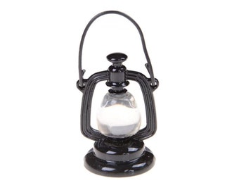 Farol de queroseno de metal negro para jardín de hadas en miniatura para casa de muñecas - Compra 3 y ahorra un 15%.