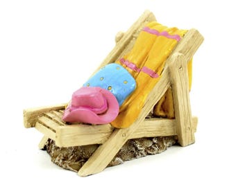 Silla de playa en miniatura para jardín de hadas con manta, sombrero y almohada.