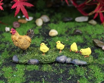 Gallina de jardín de hadas en miniatura para casa de muñecas con pollitos en el césped