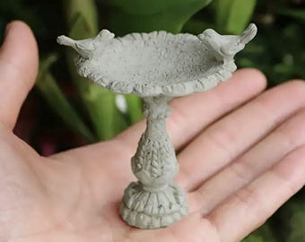 Baño para pájaros gris con pájaros para jardín de hadas en miniatura